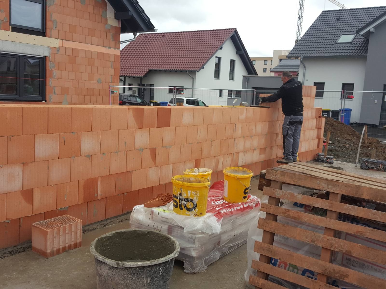 Aufmauern der Ziegelwand