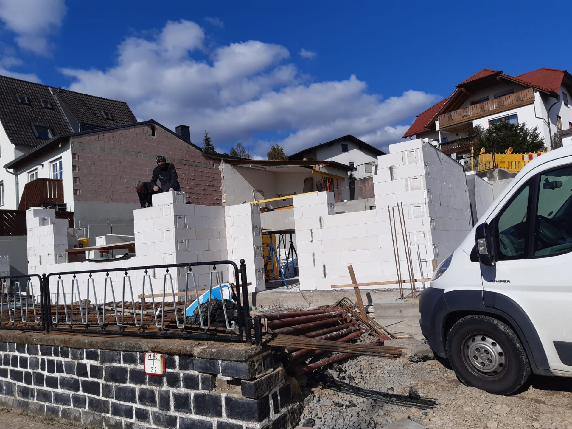 Rohbau aus Porenbeton mit unserem Team beim Aufmauern